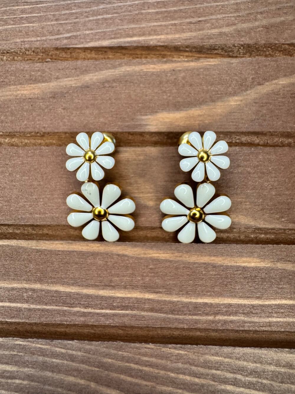 White Daisy Earrings Flower Post Earrings Cute Jewelry Daisy Flowers Daisies